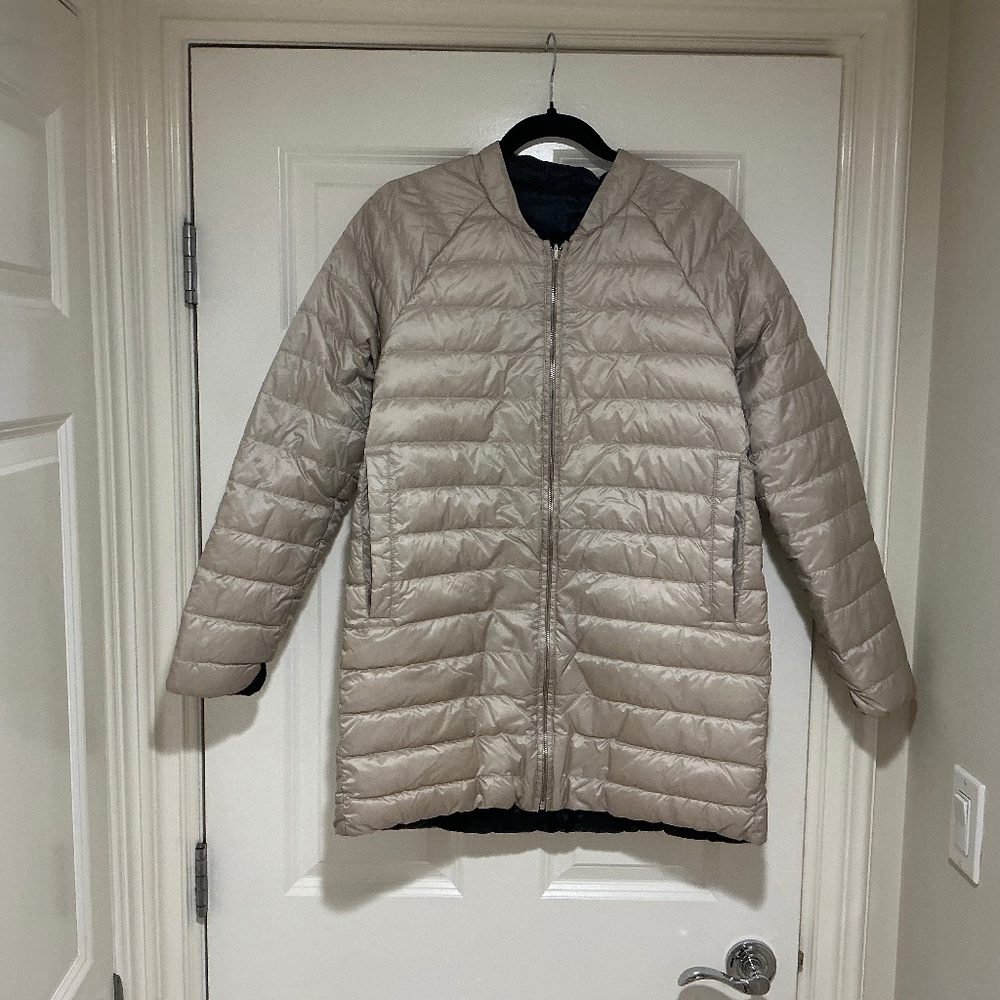 Athleta reversible jacket. Black and silver/off white. Size medium.